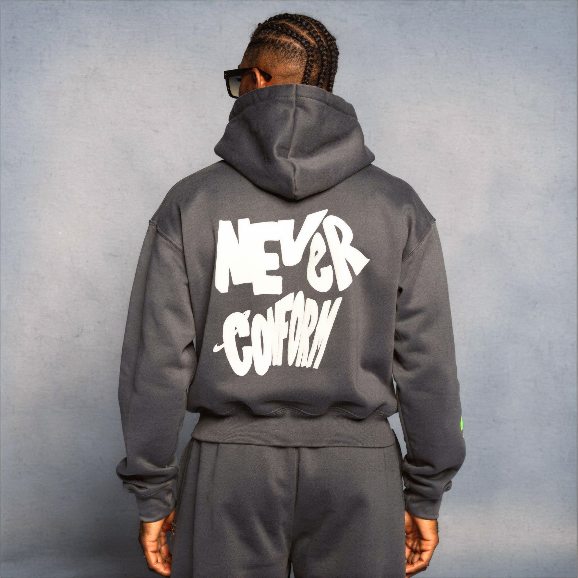 Le survêtement "Never Conform" par The Anomalous One – Édition gris foncé