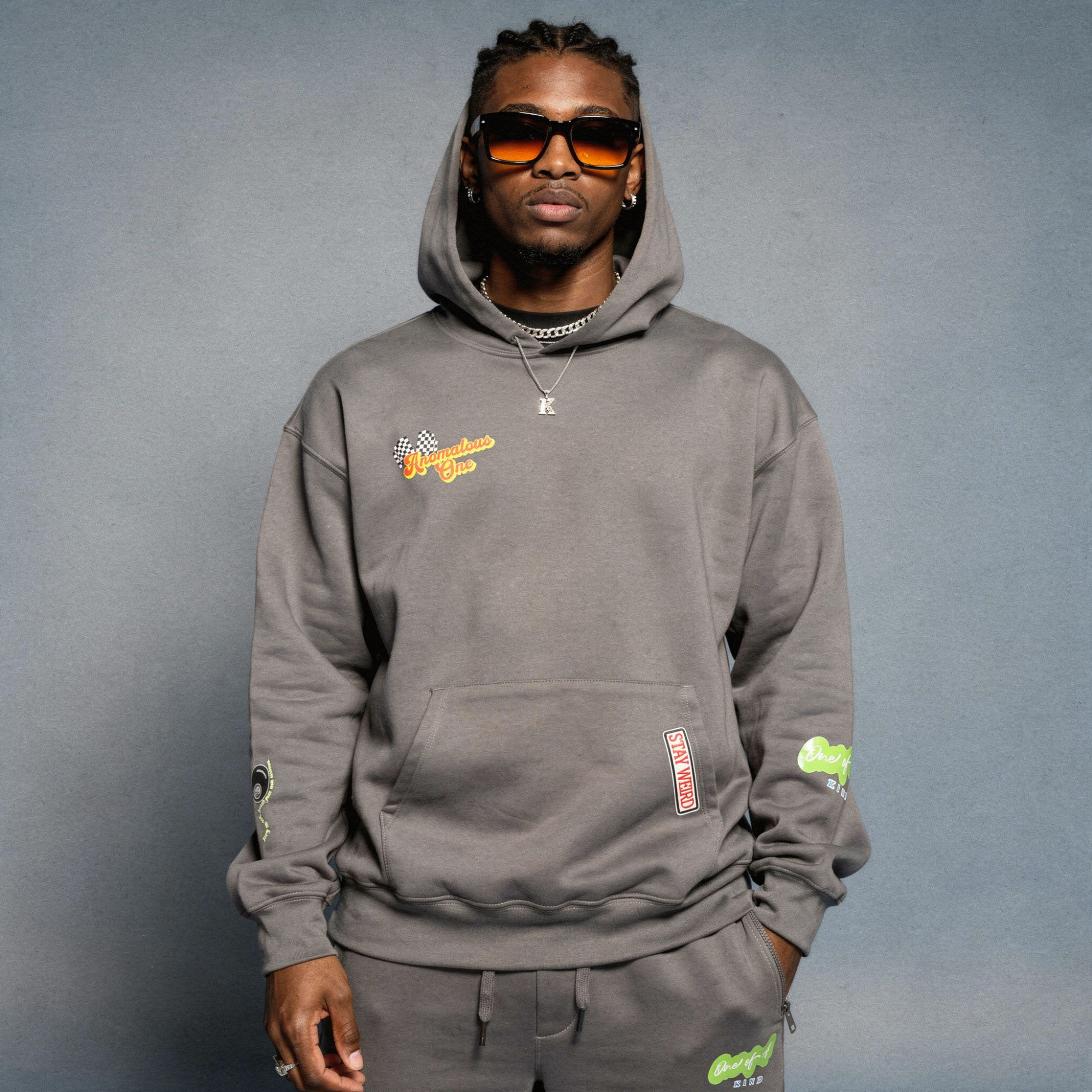 Le survêtement "Never Conform" par The Anomalous One – Édition gris foncé